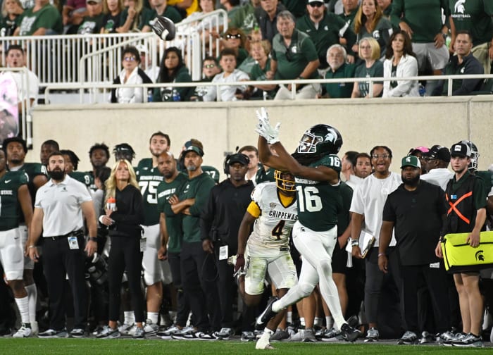 Christian Fitzpatrick eyeing a deep ball in a game against Central Michigan (1st Sept., 2023)